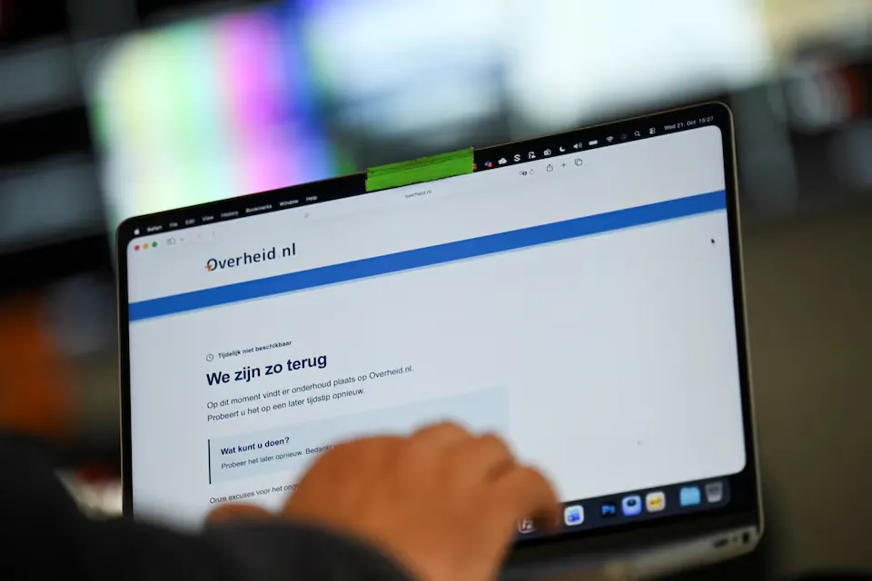 Màn hình hiển thị trang web của chính phủ Hà Lan trong trạng thái không thể truy cập - Ảnh: REUTERS