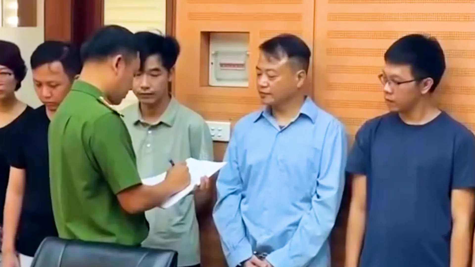 Shark Bình thứ (hai từ phải sang) thời điểm bị bắt tạm giam - Ảnh: VTV
