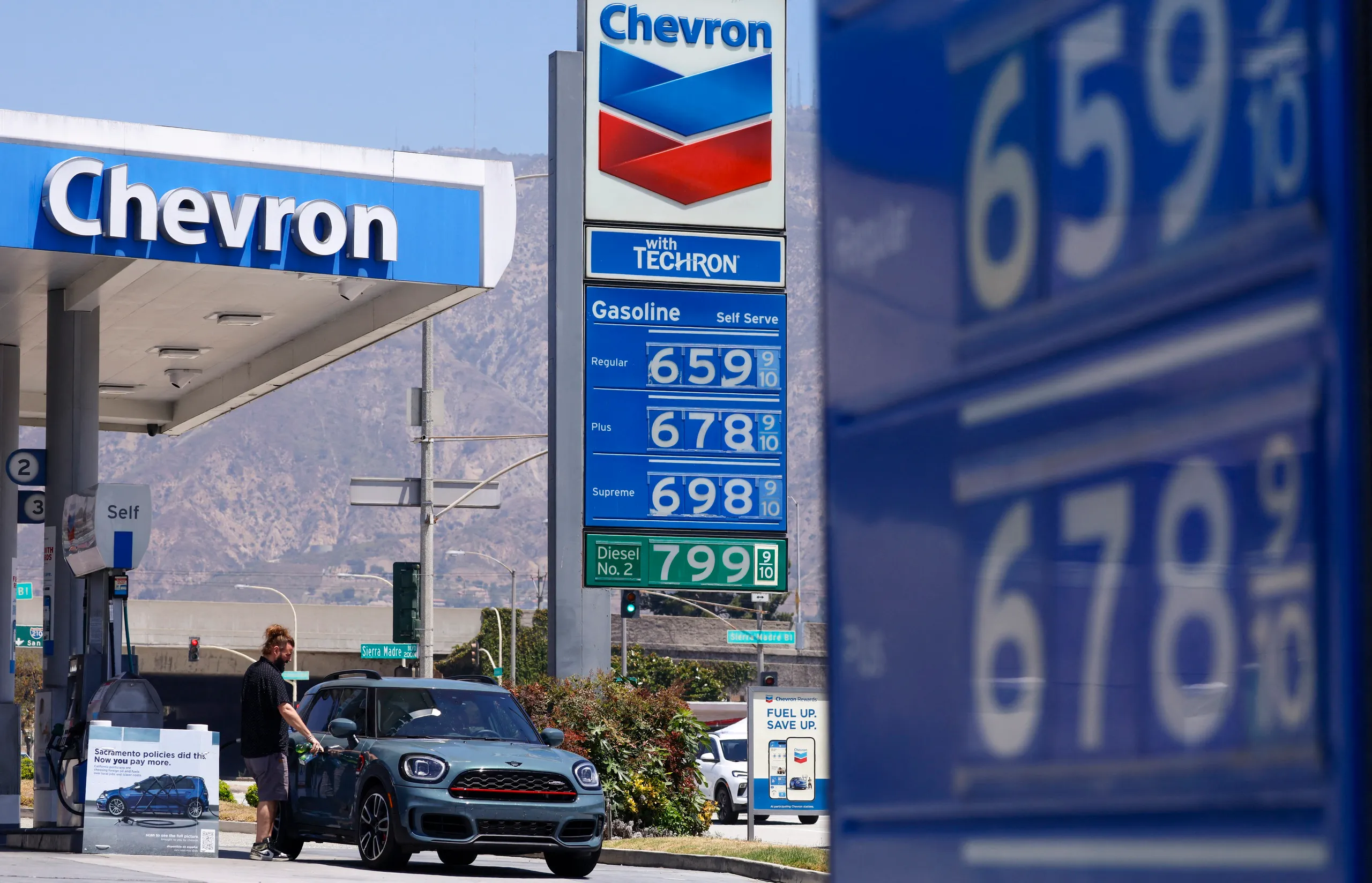 Giá xăng được niêm yết ở mức ít nhất 6,59 USD/gallon tại cây xăng của Chevron - tập đoàn dầu khí hàng đầu Mỹ - ở Pasedena, California hồi tháng 5 - Ảnh: AFP