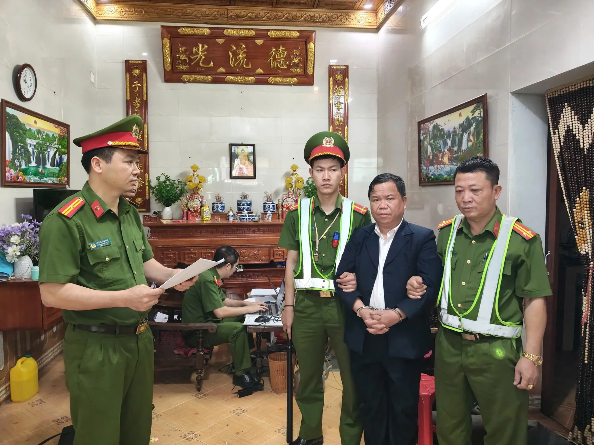 Cơ quan cảnh sát điều tra Công an tỉnh Thái Nguyên thi hành lệnh bắt khẩn cấp Triệu Văn Quân - Ảnh: Công an xã Đại Phúc