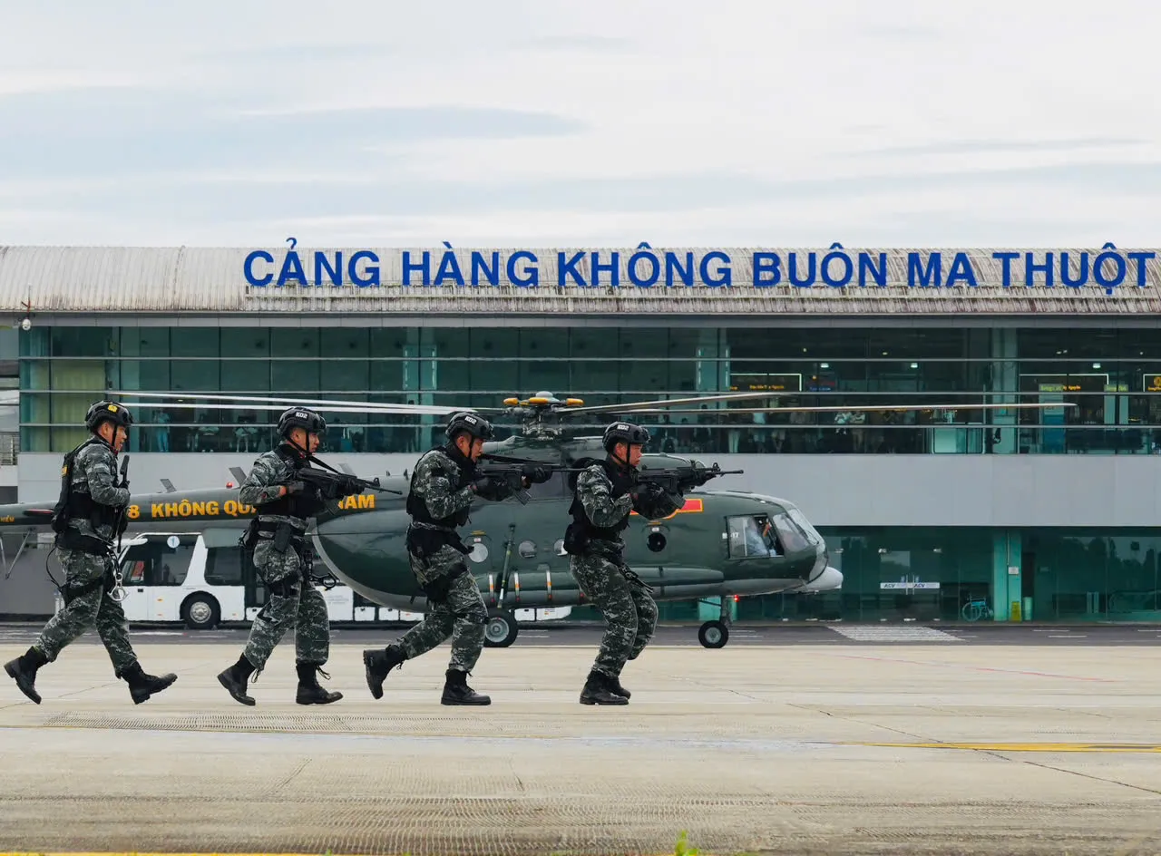 Trực thăng Quân chủng Phòng không - Không quân chở cảnh sát đổ bộ xuống khu vực diễn tập ngày 2-10 - Ảnh: VĂN GIỎI