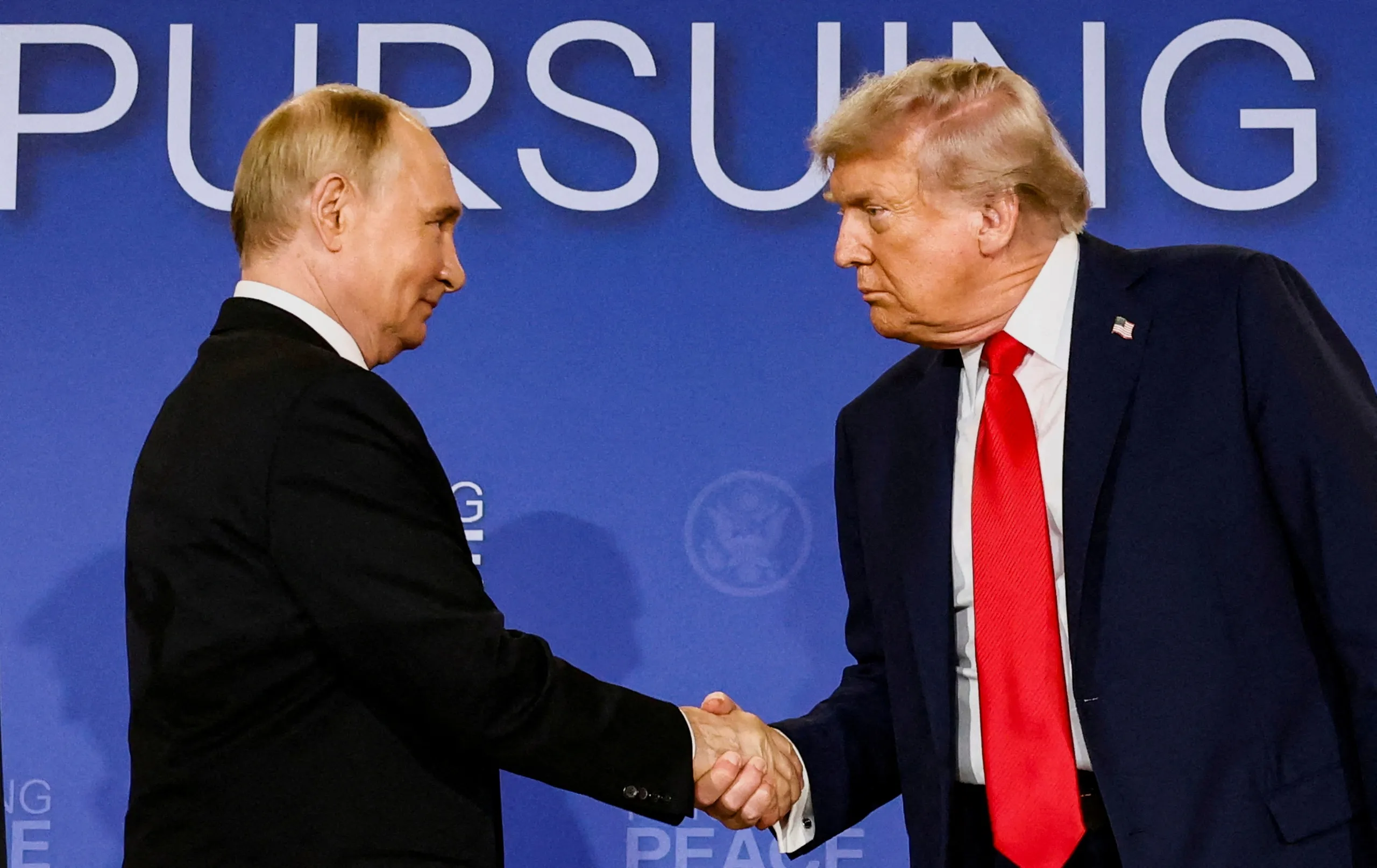 Tổng thống Nga Vladimir Putin gặp Tổng thống Mỹ Donald Trump tại Alaksa - Ảnh: REUTERS