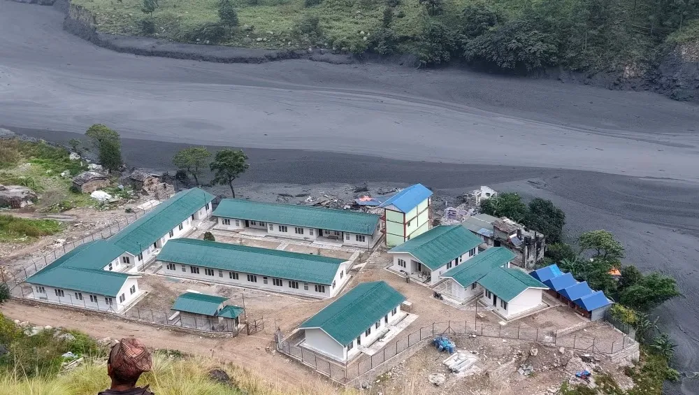 Hình ảnh nhà máy thủy điện đang xây dựng dọc sông Budhi Gandaki thuộc huyện Gorkha, Nepal bị hư hại - Ảnh: AFP