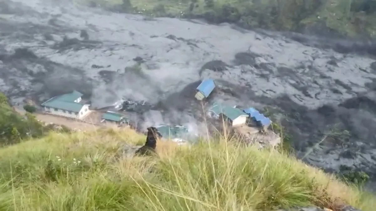 Hình ảnh trích từ video quay ngày 11-10-2026 cho thấy nước lũ phá hủy các công trình dọc sông Budhi Gandaki, sau trận lũ quét do sạt lở đất gây ra. Ảnh chụp tại Sallari Chumnubri, huyện Gorkha, Nepal ngày 11-10-2026 - Ảnh: AFP