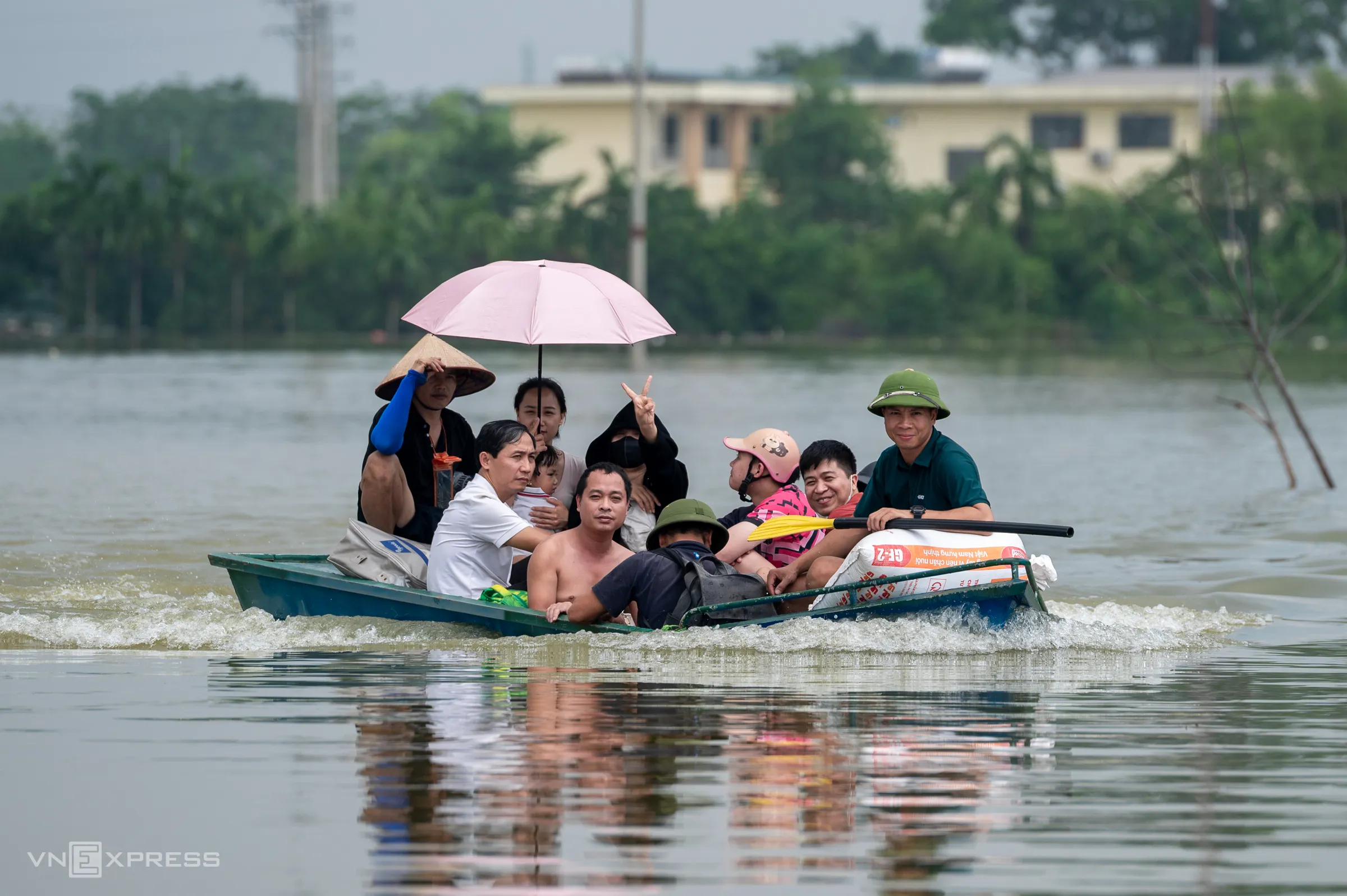 Ngập ngoại thành Hà Nội ngày 18/9.
