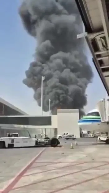Cột khói bốc lên từ sân bay King Khalid sau đòn tập kích của Houthi.