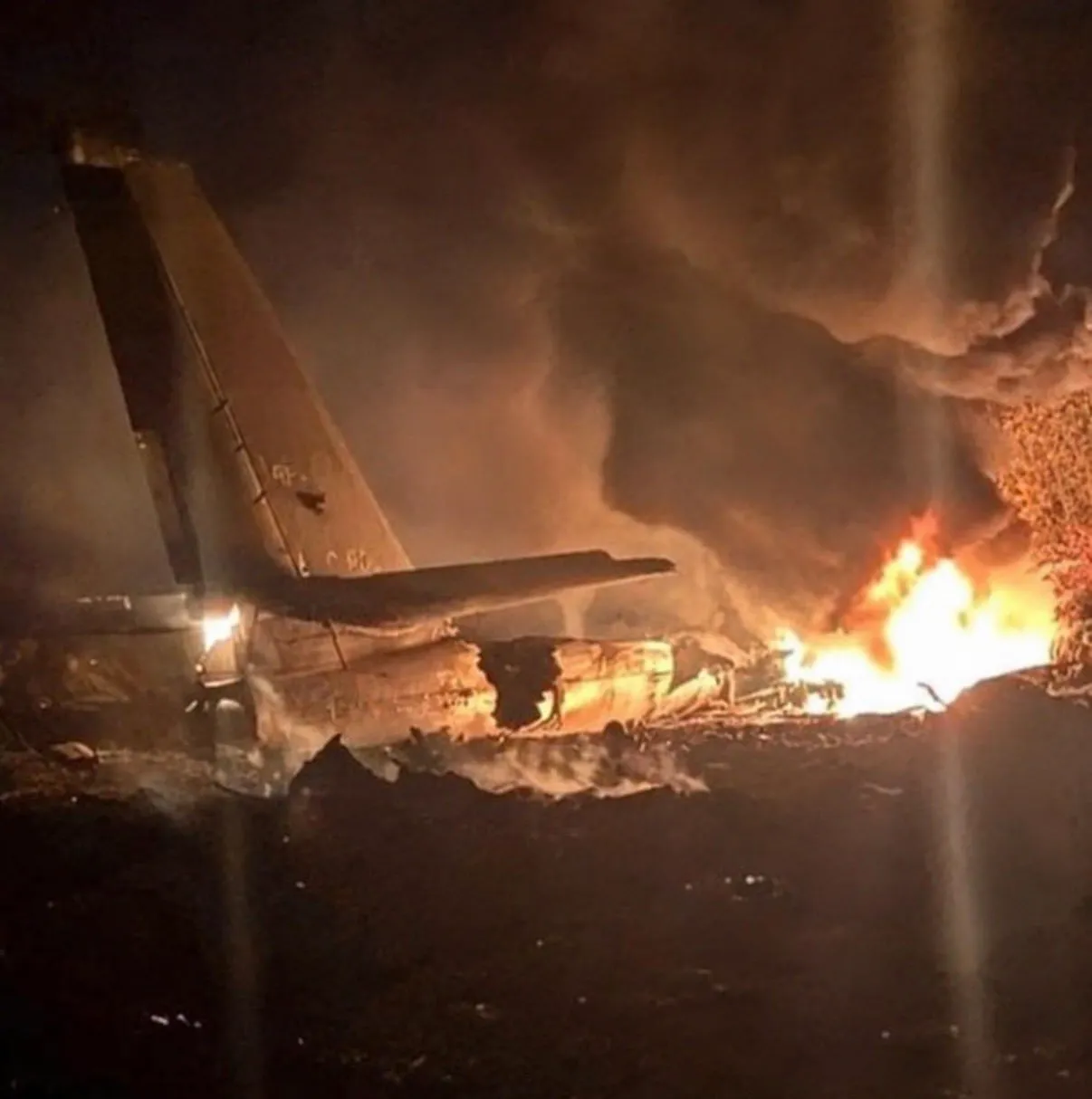Phần đuôi của máy bay ném bom chiến lược Tu-95 Nga tại hiện trường vụ tai nạn - Ảnh: EXILENOVA+