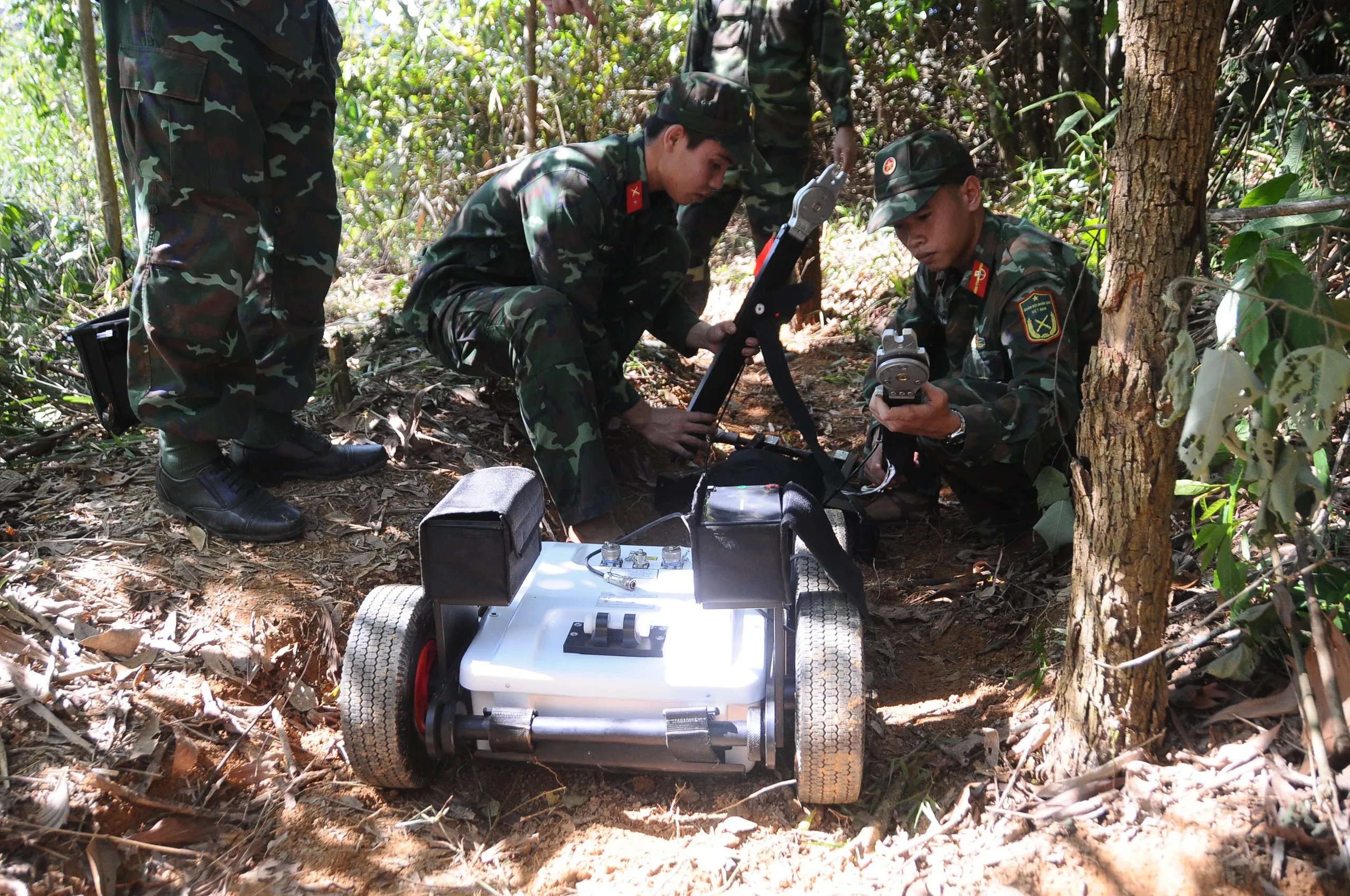 Ra đa xuyên đất phát hiện nhiều dấu hiệu nghi có hài cốt liệt sĩ - Ảnh: BÁ DŨNG