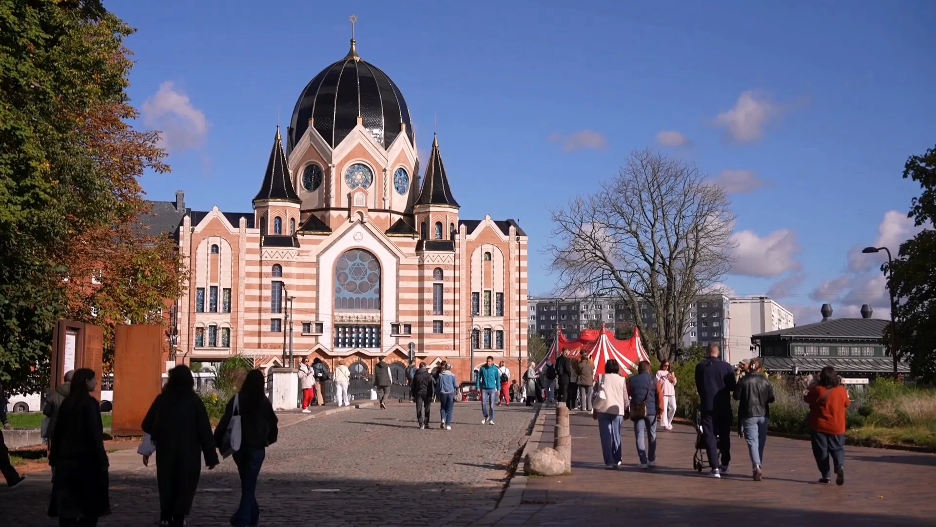 Người dân đi lại tại vùng Kaliningrad, Nga vào ngày 2-10-2026 giữa bối cảnh căng thẳng trong khu vực gia tăng - Ảnh: REUTERS