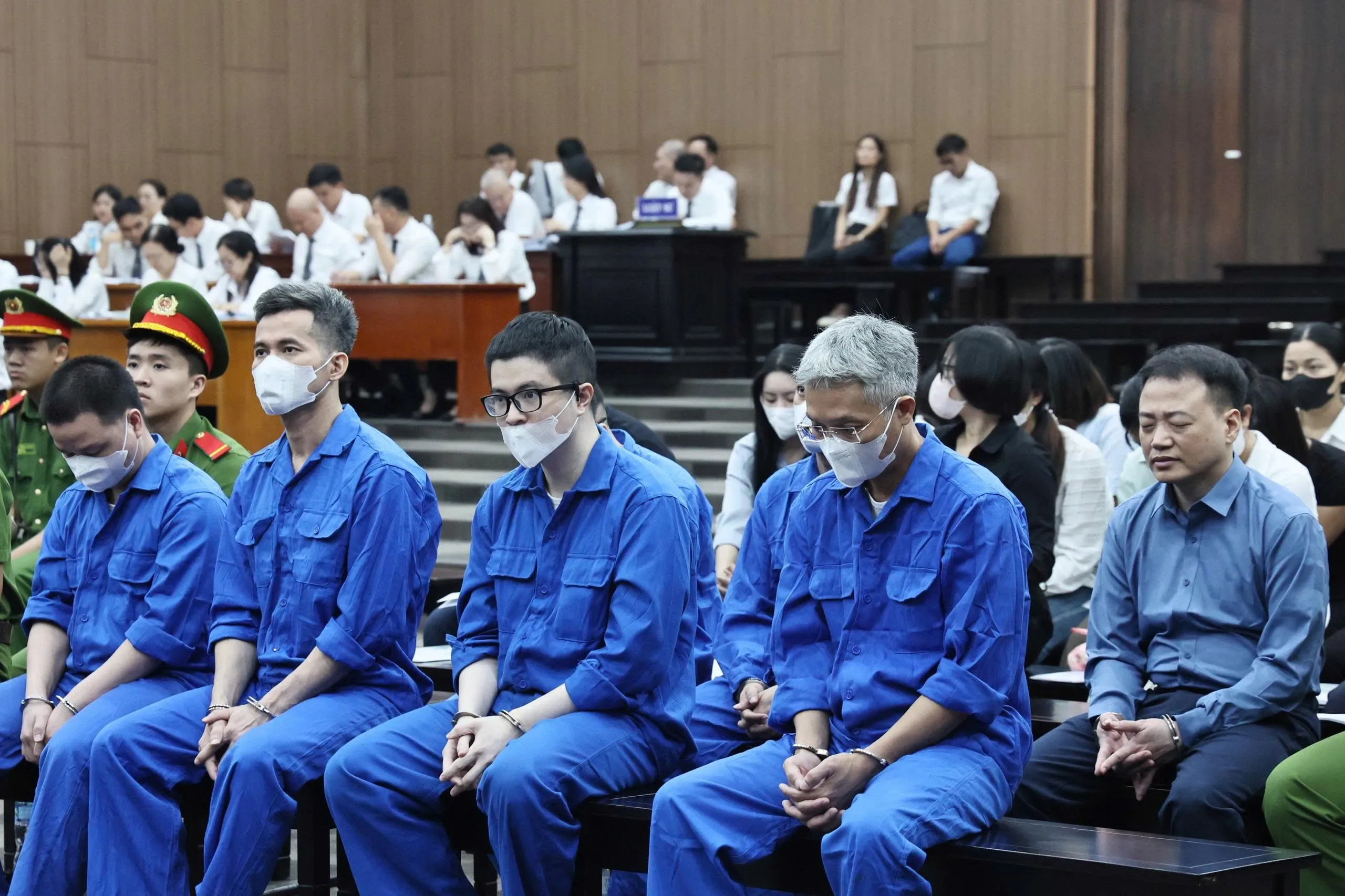 Mr Pips Phó Đức Nam (thứ hai từ phải sang) tại phiên tòa - Ảnh: GIANG LONG