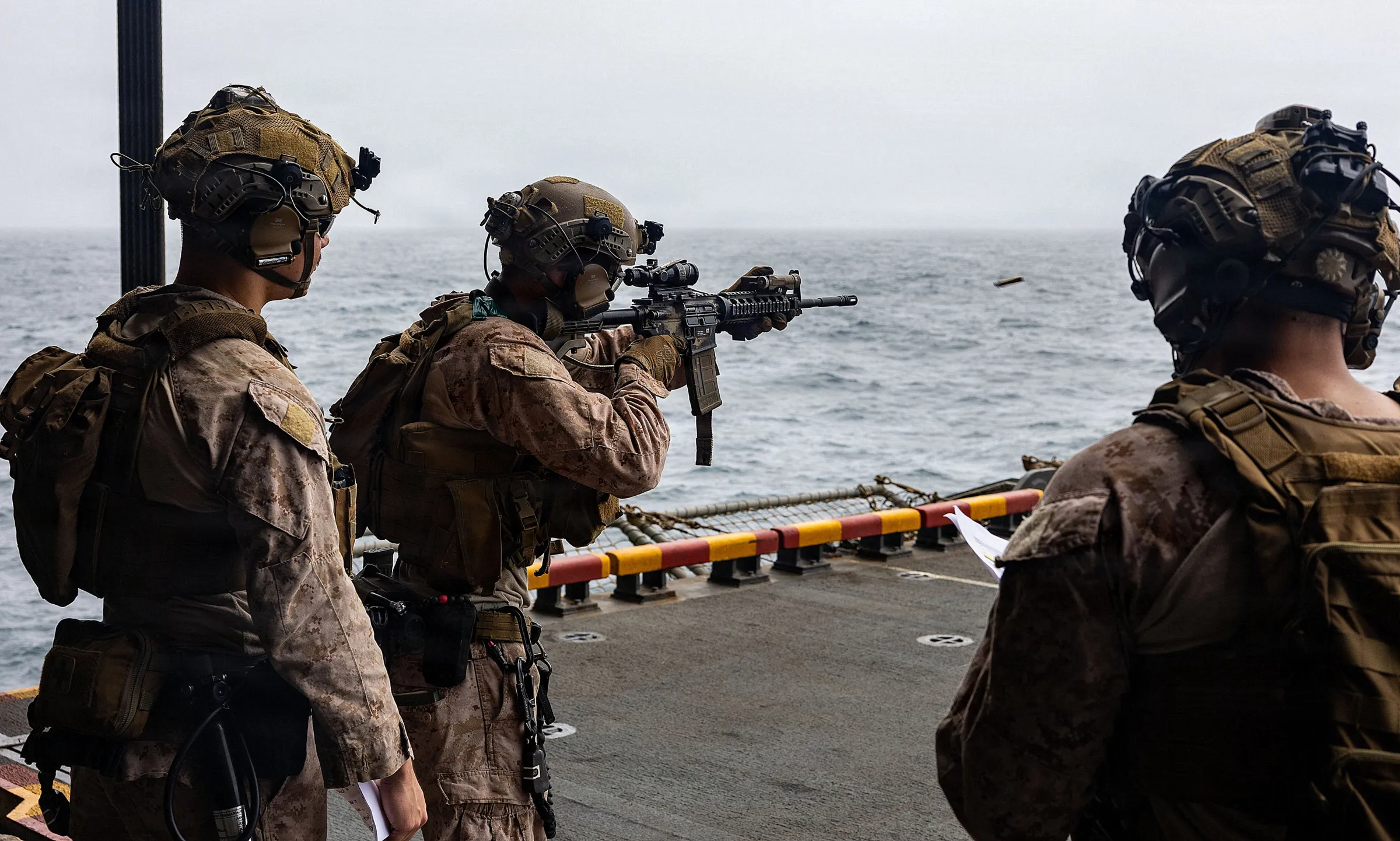 Lính Mỹ huấn luyện trên tàu đổ bộ USS Boxer triển khai ở Trung Đông, trong ảnh công bố ngày 25/9.