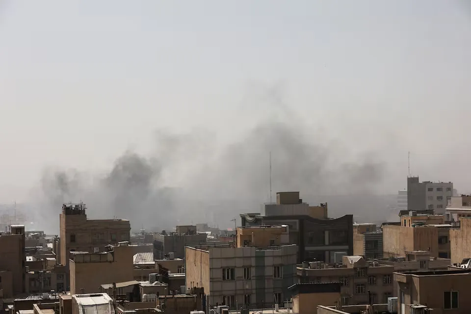 Khói bốc lên sau một vụ nổ khi Israel và Mỹ tiến hành các cuộc tấn công vào Iran - Ảnh: REUTERS