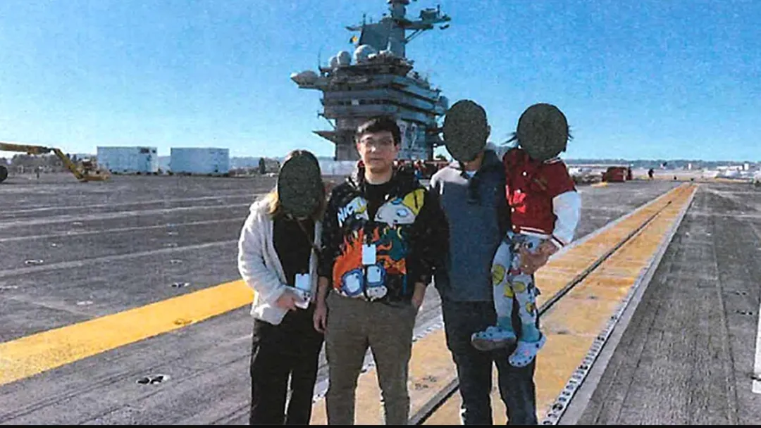 Yuance Chen (thứ hai từ trái sang) chụp ảnh trên boong tàu sân bay USS Abraham Lincoln vào tháng 1-2025 - Ảnh: FOX NEWS/Tòa án liên bang khu vực bắc California