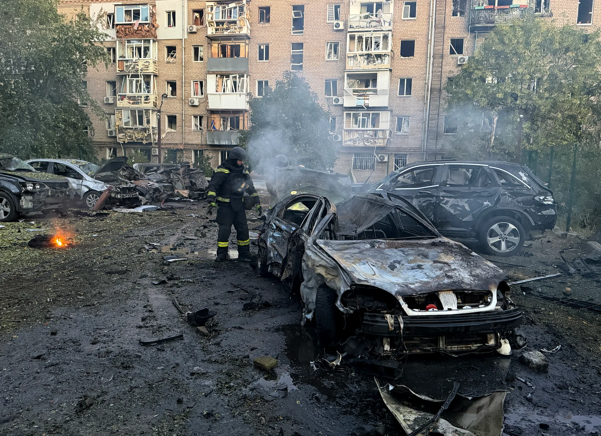 Các phương tiện giao thông bị hư hại sau cuộc không kích của Nga nhằm vào Zaporizhzhia, Ukraine ngày 9-10 - Ảnh: AFP