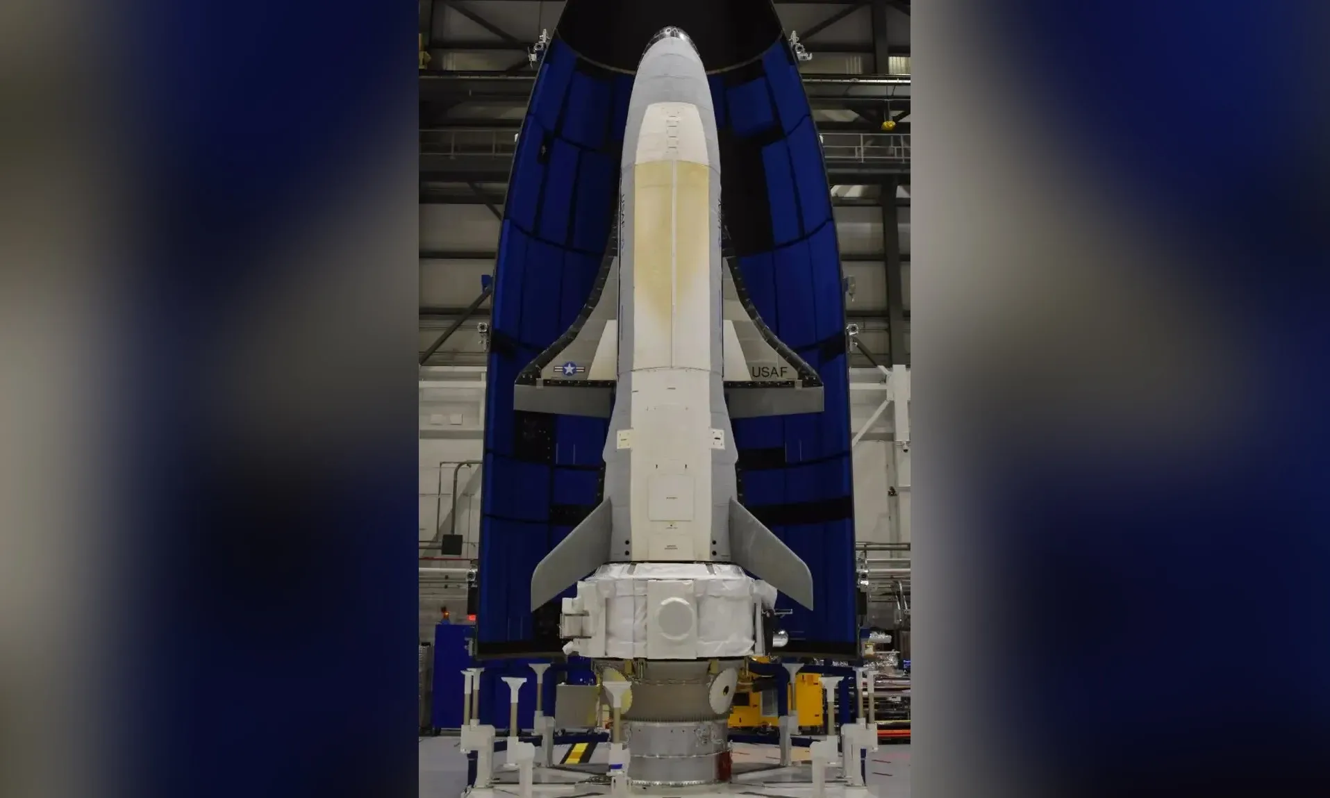 Máy bay vũ trụ X-37B với mô-đun mở rộng ở đuôi trong ảnh công bố tháng 11/2022.
