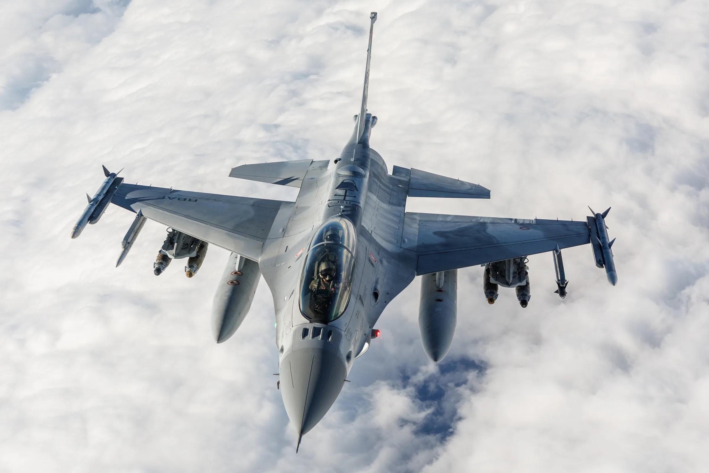 Tiêm kích F-16D Block 72 bay trên khu vực căn cứ không quân Edwards, bang California, Mỹ tháng 3/2024.