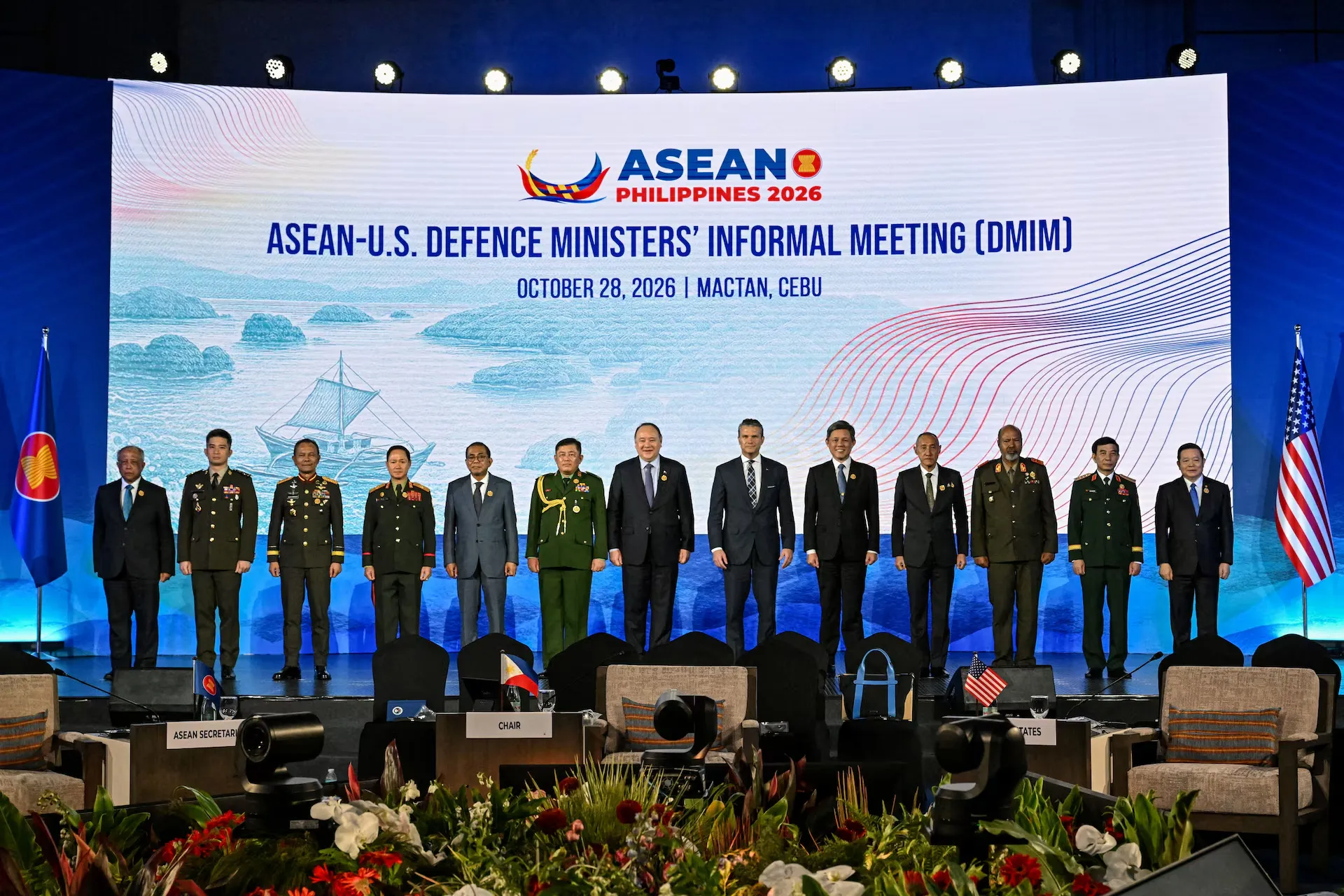 Bộ trưởng Hegseth cùng đại diện quốc phòng các nước ASEAN tại hội nghị - Ảnh: REUTERS