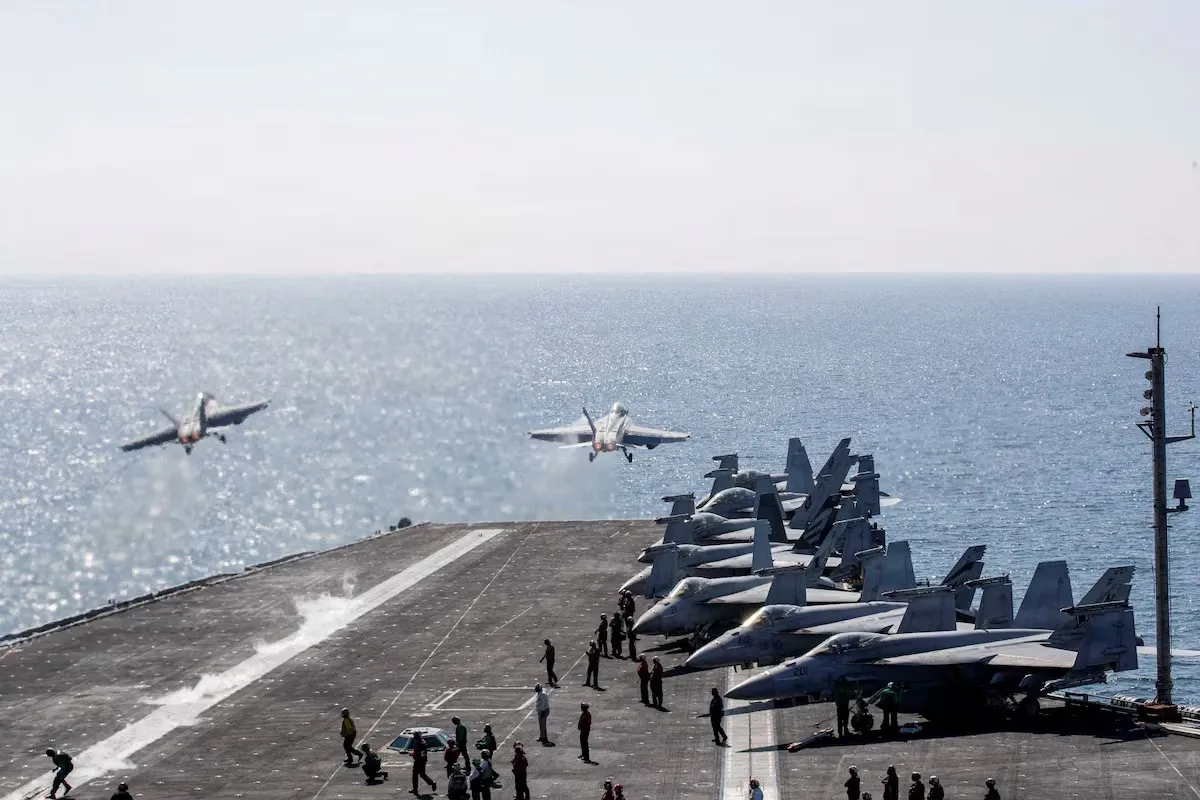 Hai tiêm kích F/A-18 Super Hornet cất cánh từ sàn đáp của tàu sân bay USS Abraham Lincoln, ngày 3-3 - Ảnh: REUTERS