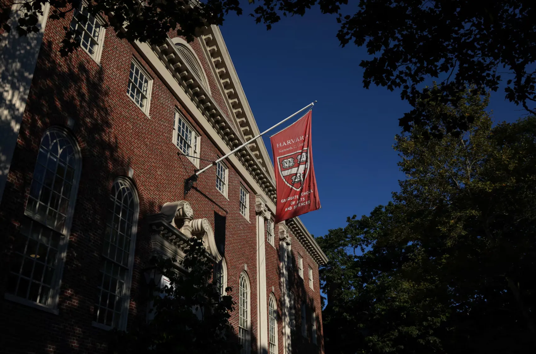 Một lá cờ được treo trong khuôn viên Đại học Harvard tại Cambridge, Massachusetts - Ảnh: REUTERS
