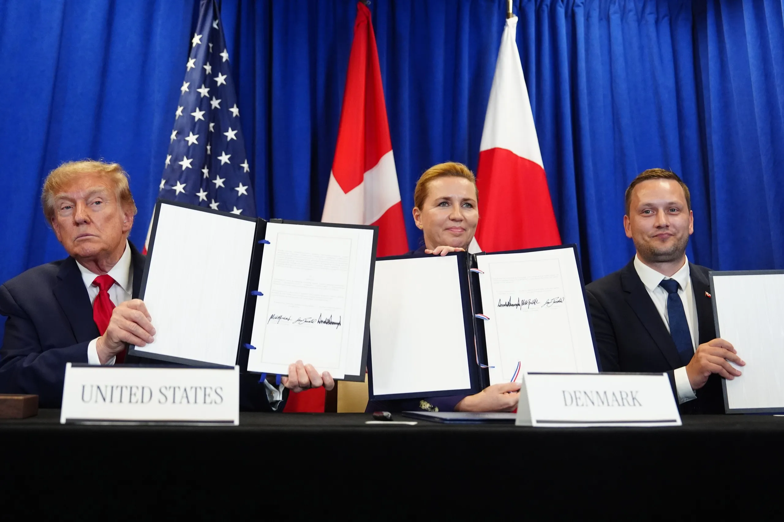 Tổng thống Trump ký thỏa thuận an ninh với Thủ tướng Đan Mạch Mette Frederiksen và Thủ hiến Greenland Jens-Frederik Nielsen tại trụ sở Liên hợp quốc ngày 22-9 - Ảnh: AP