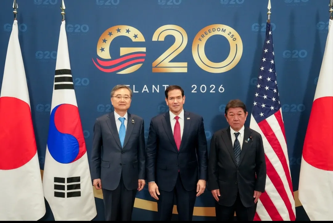 Từ trái sang: Ngoại trưởng Hàn Quốc Cho Hyun, Ngoại trưởng Mỹ Marco Rubio và Ngoại trưởng Nhật Bản Toshimitsu Motegi chụp ảnh trong cuộc gặp bên lề hội nghị ngoại trưởng Nhóm G20 tại thành phố Atlanta, bang Georgia, Mỹ ngày 30-10-2026 - Ảnh: YONHAP