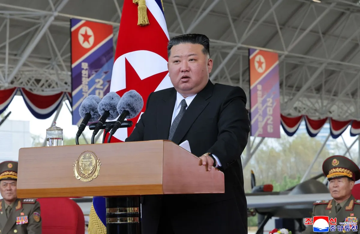 Lãnh đạo Triều Tiên Kim Jong Un phát biểu tại triển lãm phát triển công nghệ không người lái tại khu du lịch ven biển Wonsan Kalma, tỉnh Kangwon, Triều Tiên ngày 29-10-2026 - Ảnh: AFP/KCNA