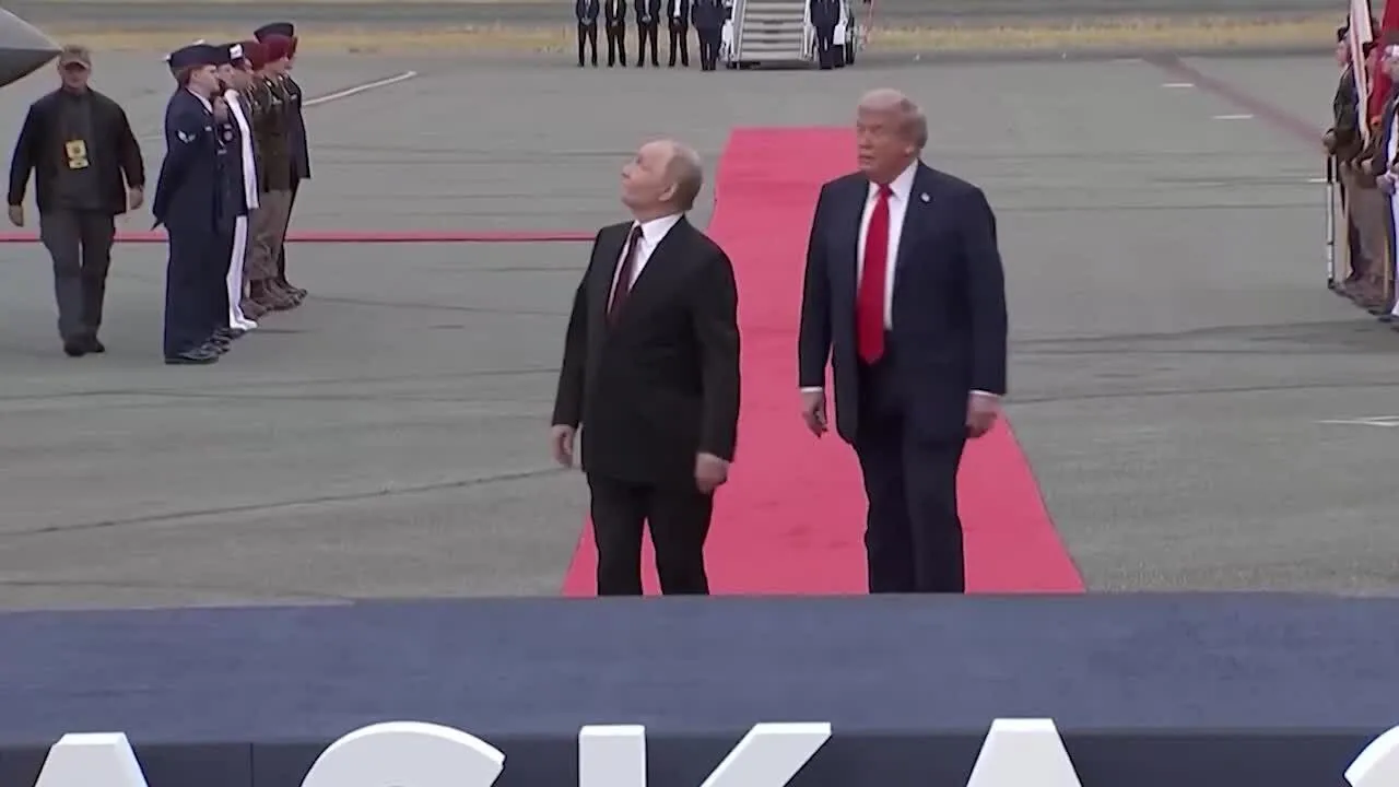 Tổng thống Putin và Tổng thống Trump nhìn máy bay Mỹ trình diễn tại căn cứ liên hợp Elmendorf-Richardson ở bang Alaska tháng 8/2025.