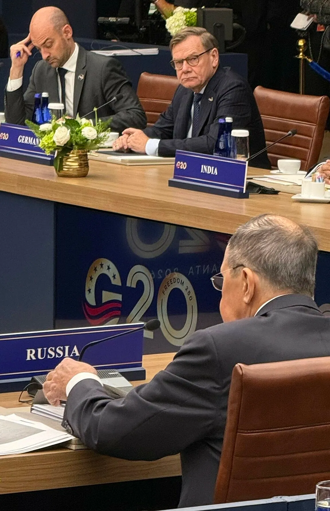 Khoảnh khắc Ngoại trưởng Đức Johann Wadephul nhìn về phía Ngoại trưởng Nga Sergey Lavrov trong phiên họp toàn thể.