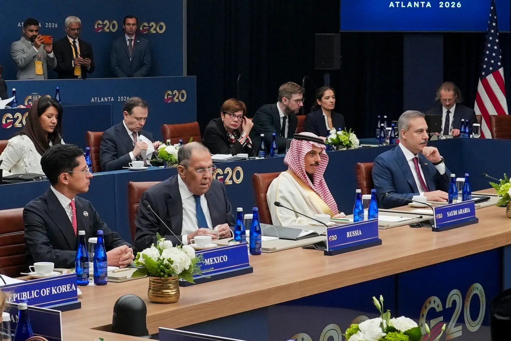 Ngoại trưởng Nga Lavrov (hàng đầu tiên, thứ hai từ trái sang) tham dự hội nghị.
