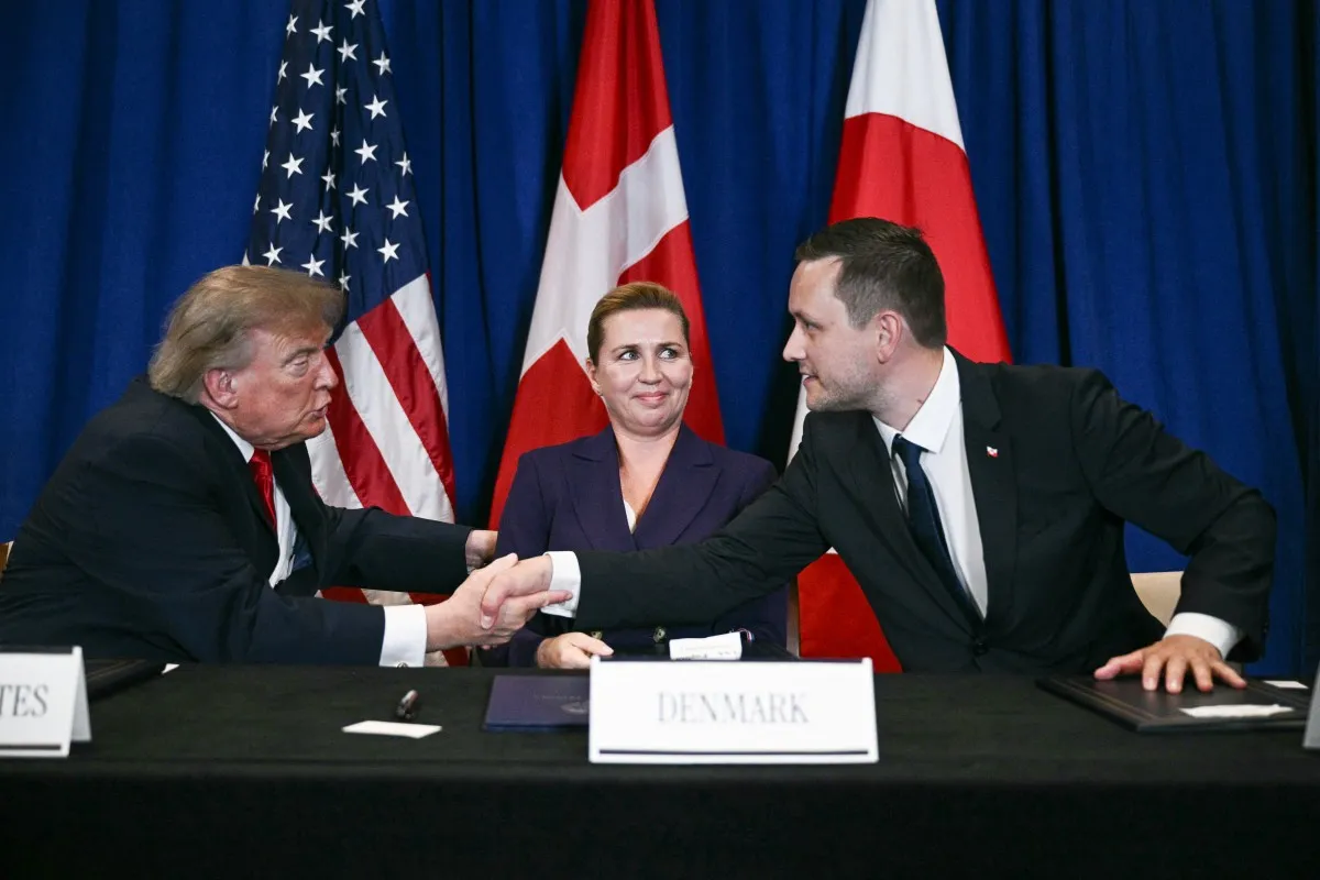 Từ trái sang: Tổng thống Mỹ Donald Trump, Thủ tướng Đan Mạch Mette Frederiksen, và Thủ hiến Greenland Jens-Frederik Nielsen tại lễ ký thỏa thuận an ninh 3 bên tại New York ngày 22-9 - Ảnh: AFP