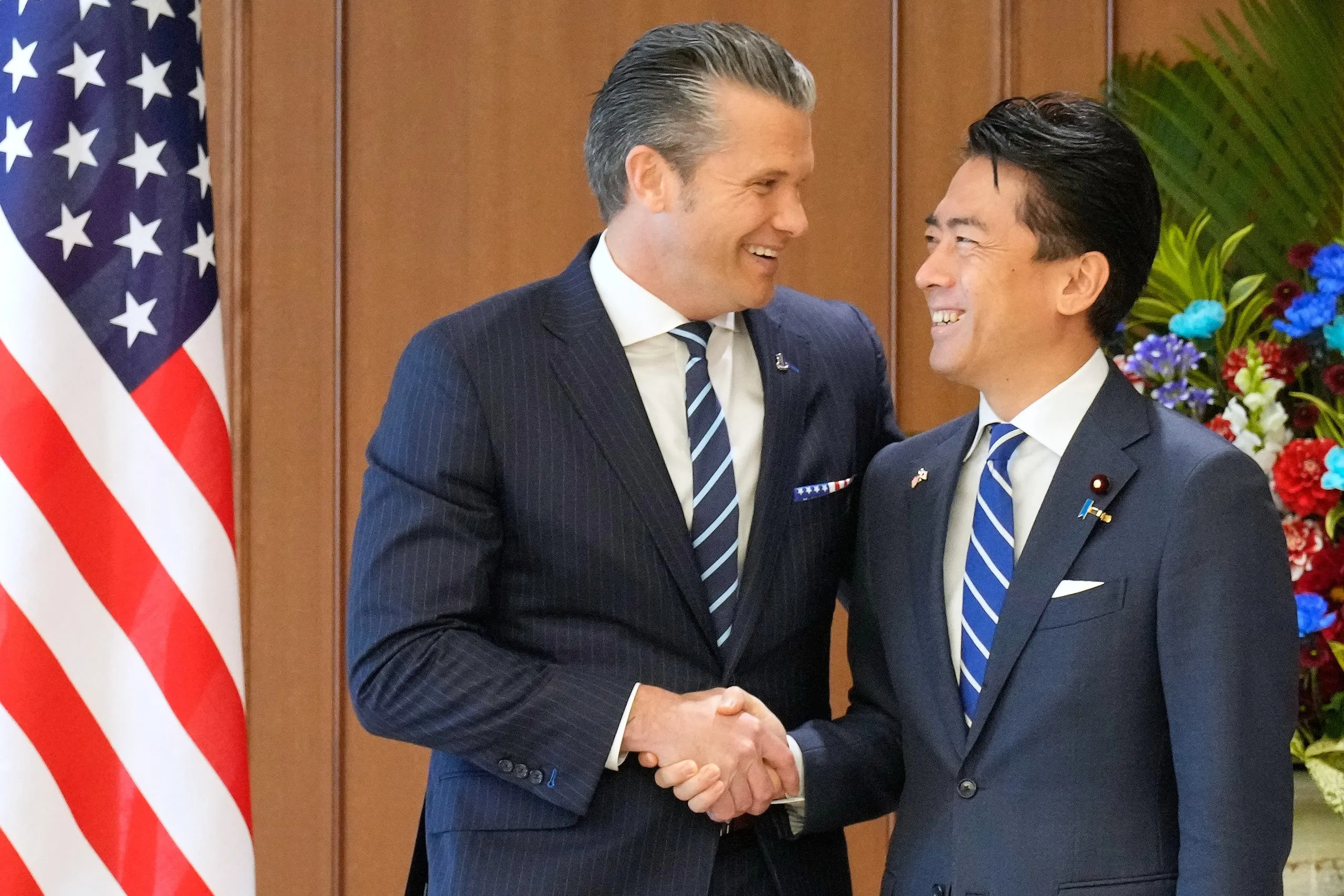 Bộ trưởng Chiến tranh Mỹ Pete Hegseth (trái) bắt tay Bộ trưởng Quốc phòng Nhật Bản Shinjiro Koizumi trước cuộc hội đàm tại Tokyo hồi tháng 10-2025 - Ảnh: AFP