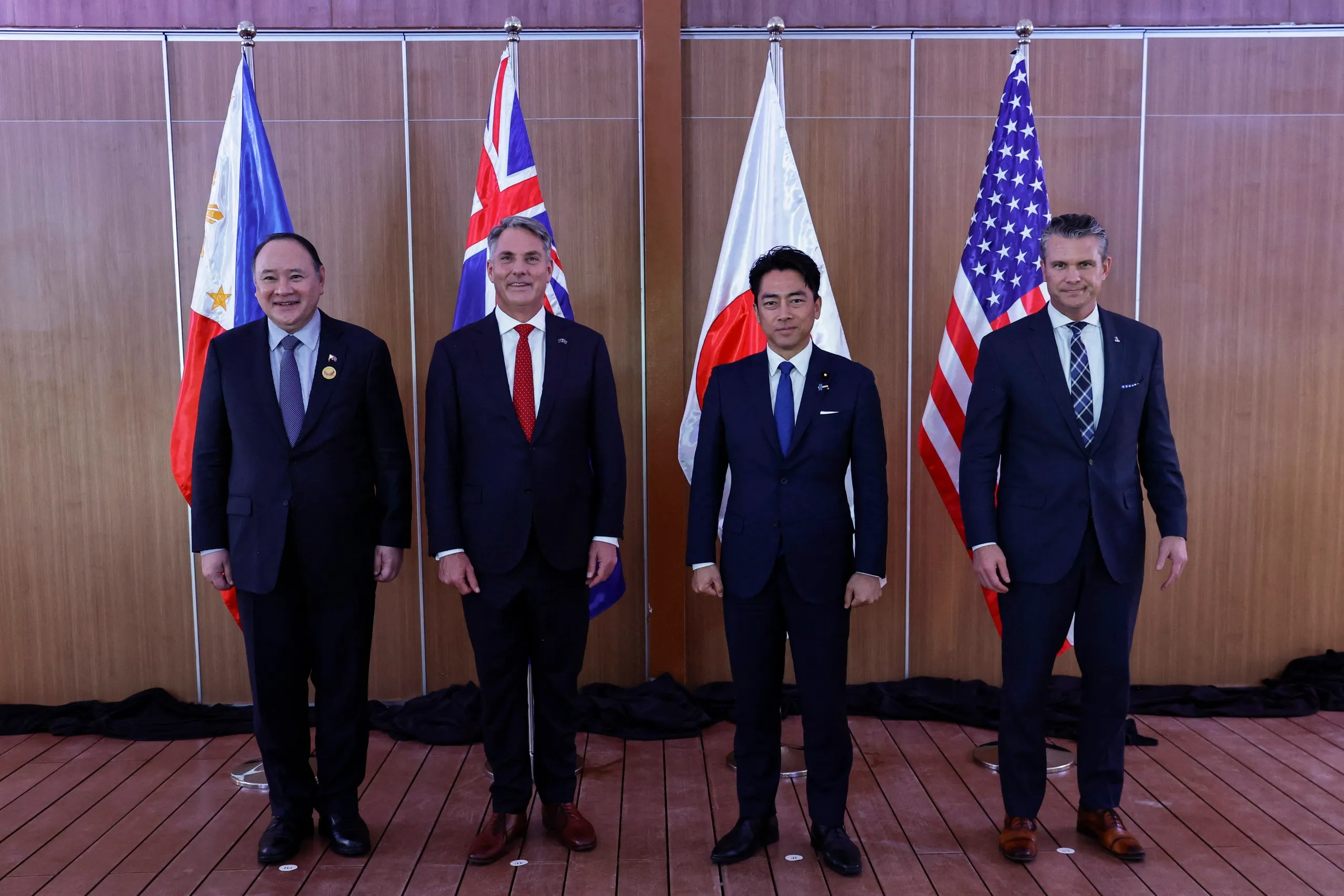 Từ trái sang: Bộ trưởng Quốc phòng Philippines Gilberto Teodoro, Bộ trưởng Quốc phòng Úc Richard Marles, Bộ trưởng Quốc phòng Nhật Bản Shinjiro Koizumi và Bộ trưởng Chiến tranh Mỹ Pete Hegseth chụp ảnh tại Hội nghị Bộ trưởng Quốc phòng ASEAN tại Cebu (Philippines) ngày 28-10 - Ảnh: AFP