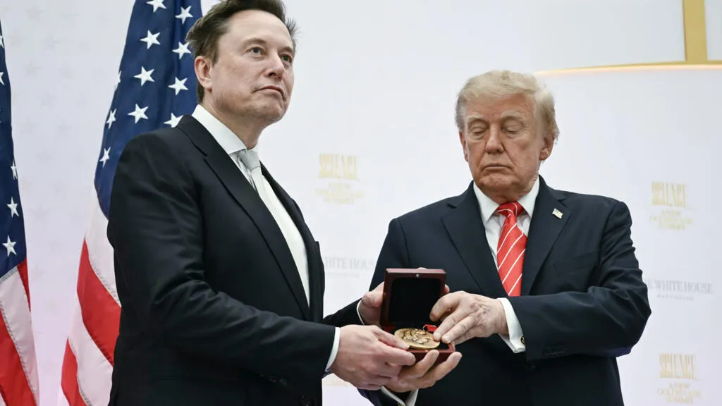 Ông Zelensky chê cả ông Trump và ông Musk đều không có cách ngăn ông Putin nên mới dồn sức ép lên Ukraine - Ảnh: AFP