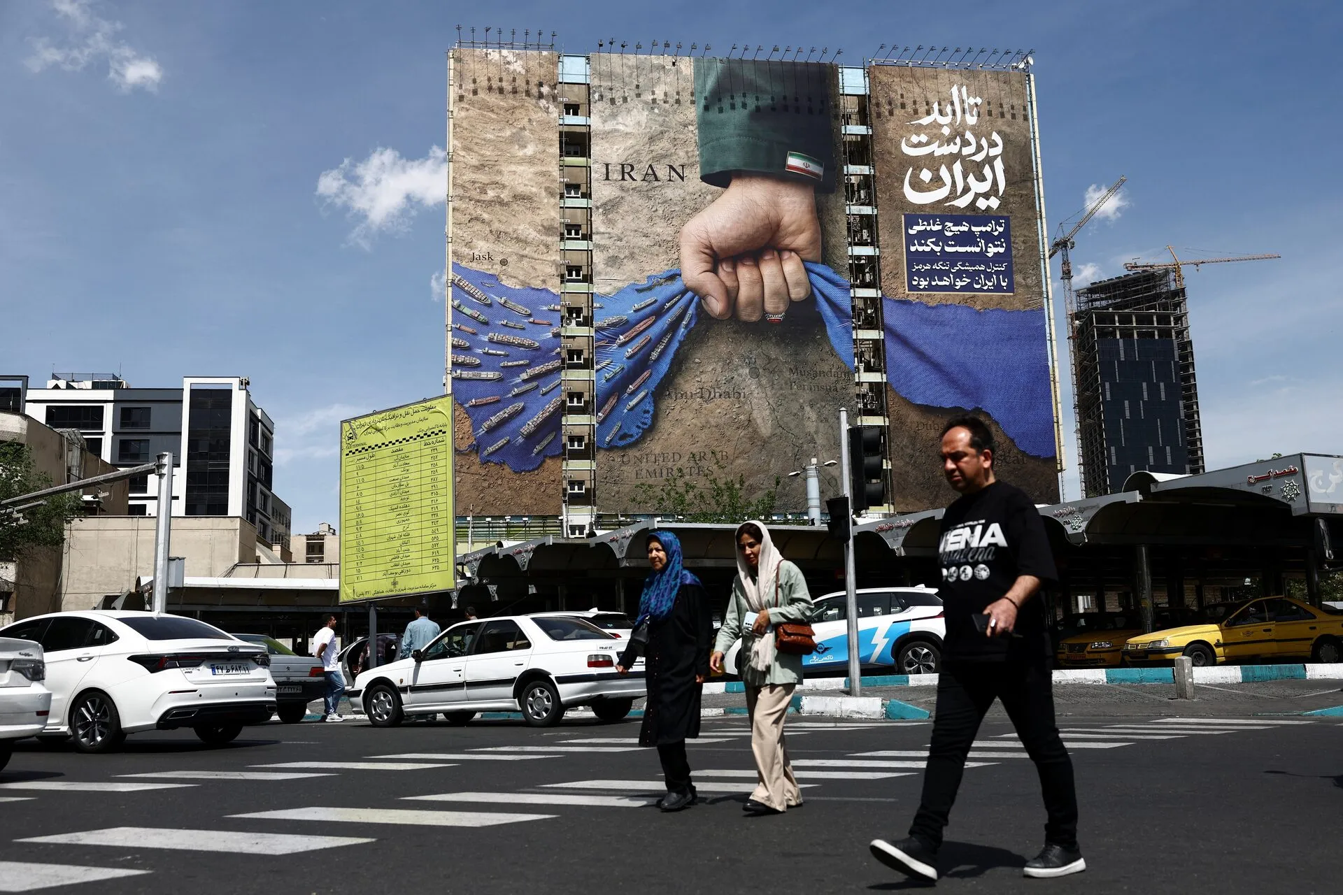 Áp phích với hình ảnh Iran kiểm soát eo biển Hormuz tại thủ đô Tehran - Ảnh: REUTERS