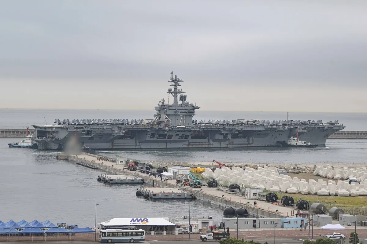 Tàu sân bay USS Theodore Roosevelt của Mỹ tại căn cứ hải quân ở TP Busan, Hàn Quốc - Ảnh: YONHAP