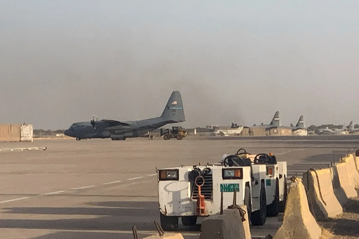 Một máy bay vận tải quân sự Mỹ tại căn cứ Victory, gần sân bay quốc tế Baghdad (Iraq) ngày 29-9 - Ảnh: REUTERS