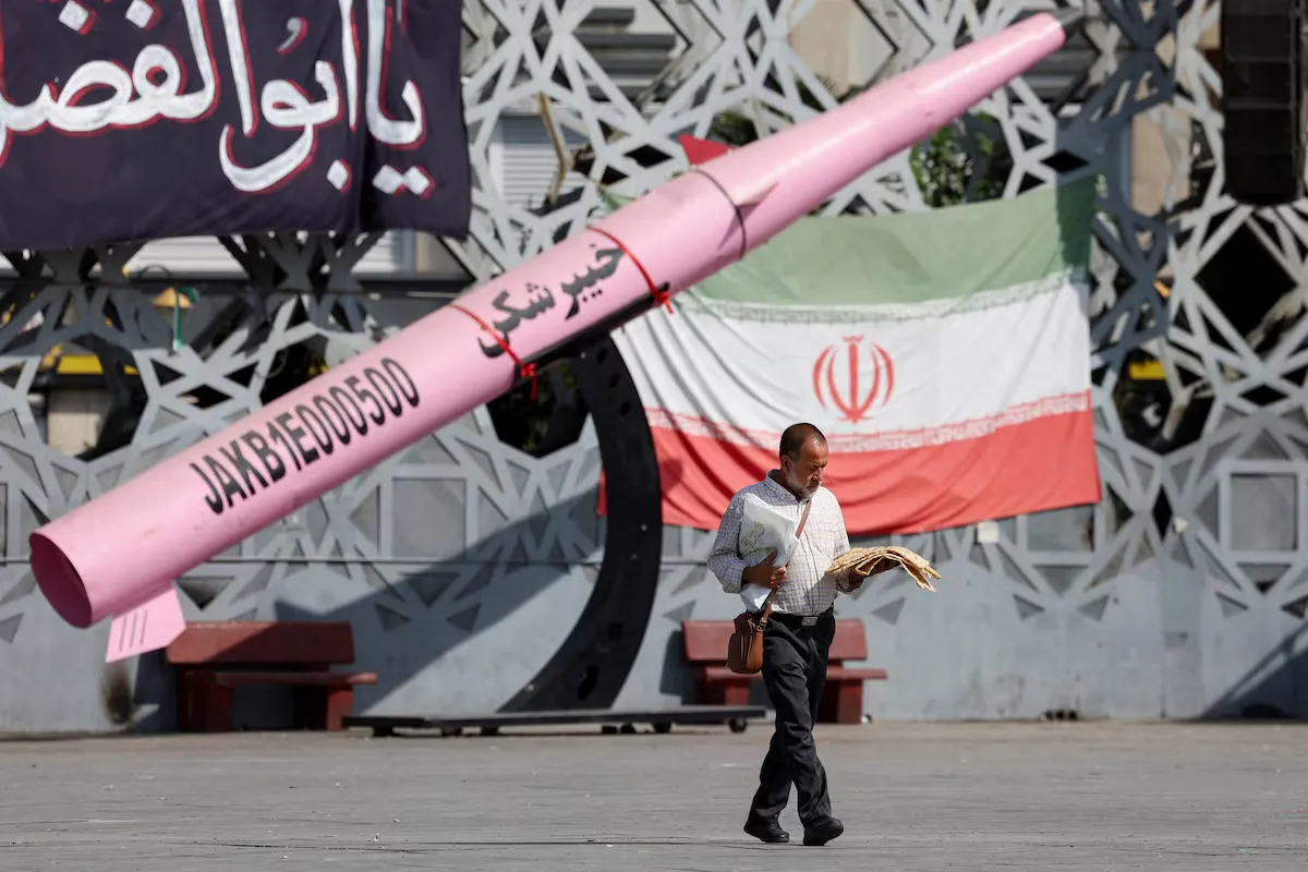Mô hình tên lửa và quốc kỳ Iran tại quảng trường Imam Hussein ở thủ đô Tehran - Ảnh: REUTERS