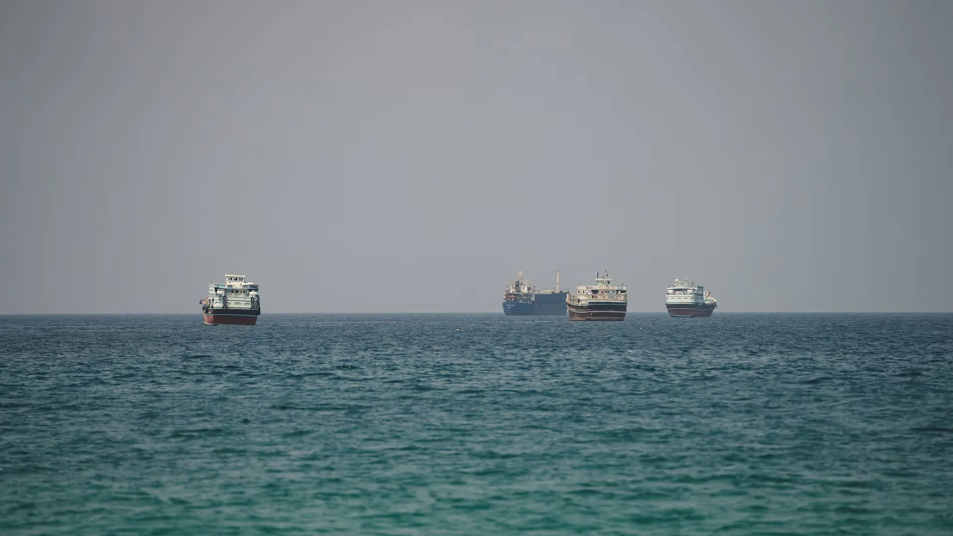 Các tàu thuyền di chuyển qua eo biển Hormuz, nhìn từ Musandam, Oman - Ảnh: REUTERS
