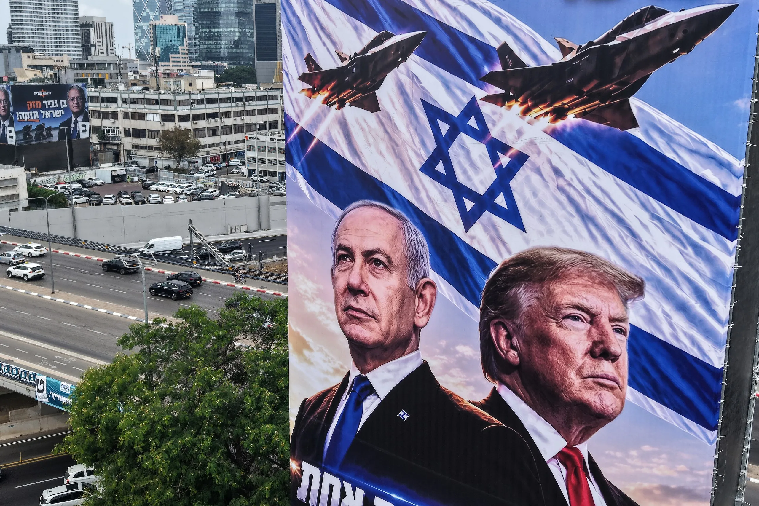 Tấm biển quảng cáo tranh cử có hình ông Netanyahu và Tổng thống Trump tại Tel Aviv ngày 26-10, trước thềm bầu cử Quốc hội Israel - Ảnh: AFP