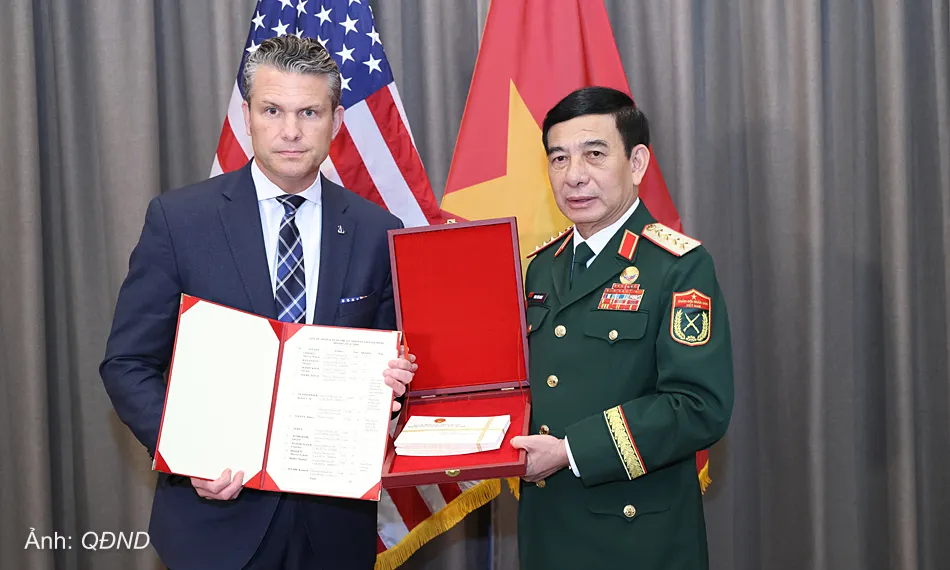 Đại tướng Phan Văn Giang và Bộ trưởng Chiến tranh Mỹ Pete Hegseth trao đổi thông tin, kỷ vật chiến tranh.