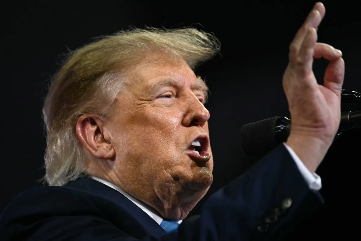 Tổng thống Mỹ Donald Trump phát biểu tại cuộc vận động trước bầu cử giữa nhiệm kỳ ở thành phố Highland Heights, bang Kentucky, Mỹ ngày 17-10 - Ảnh: AFP