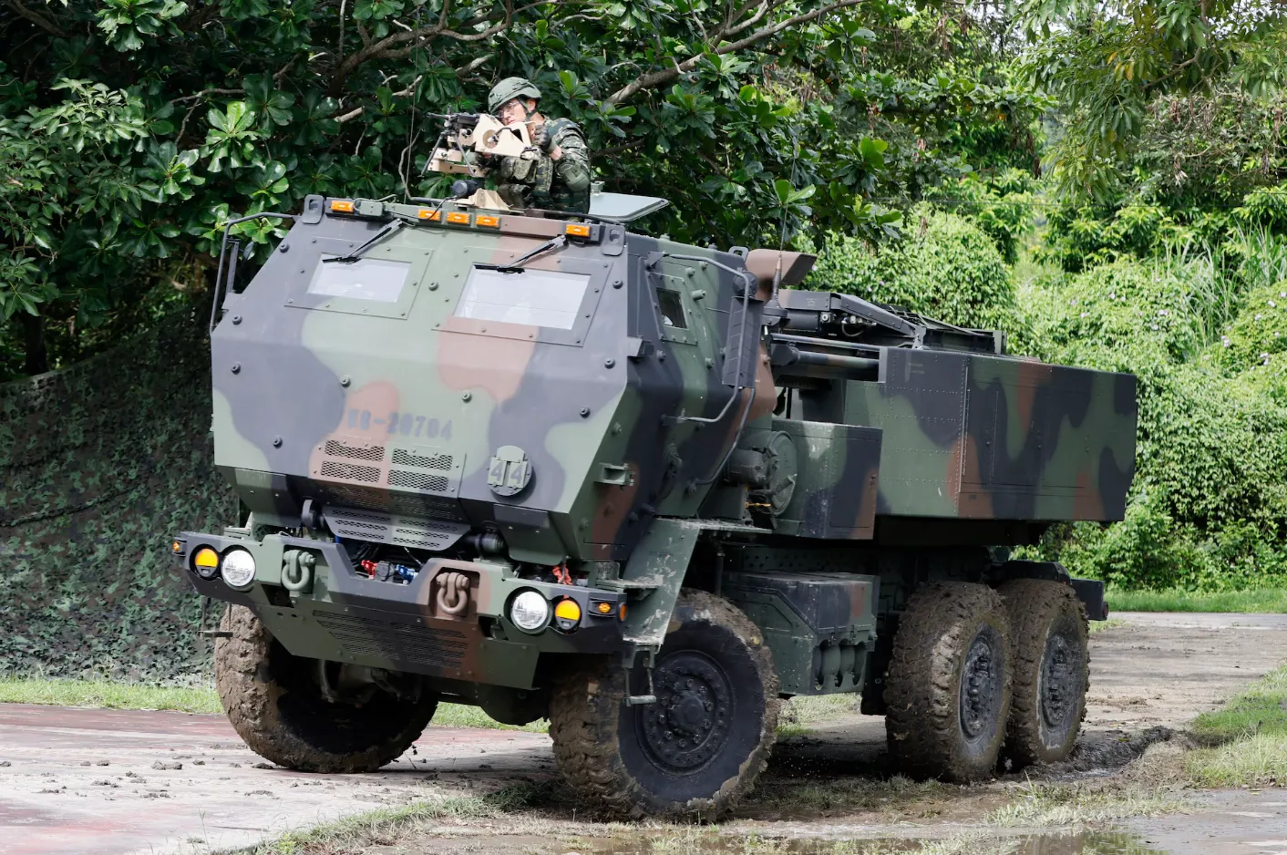 Hệ thống pháo phản lực cơ động cao (HIMARS) được triển khai trong cuộc tập trận thường niên Hán Quang tại Đài Loan hồi tháng 7-2025 - Ảnh: REUTERS