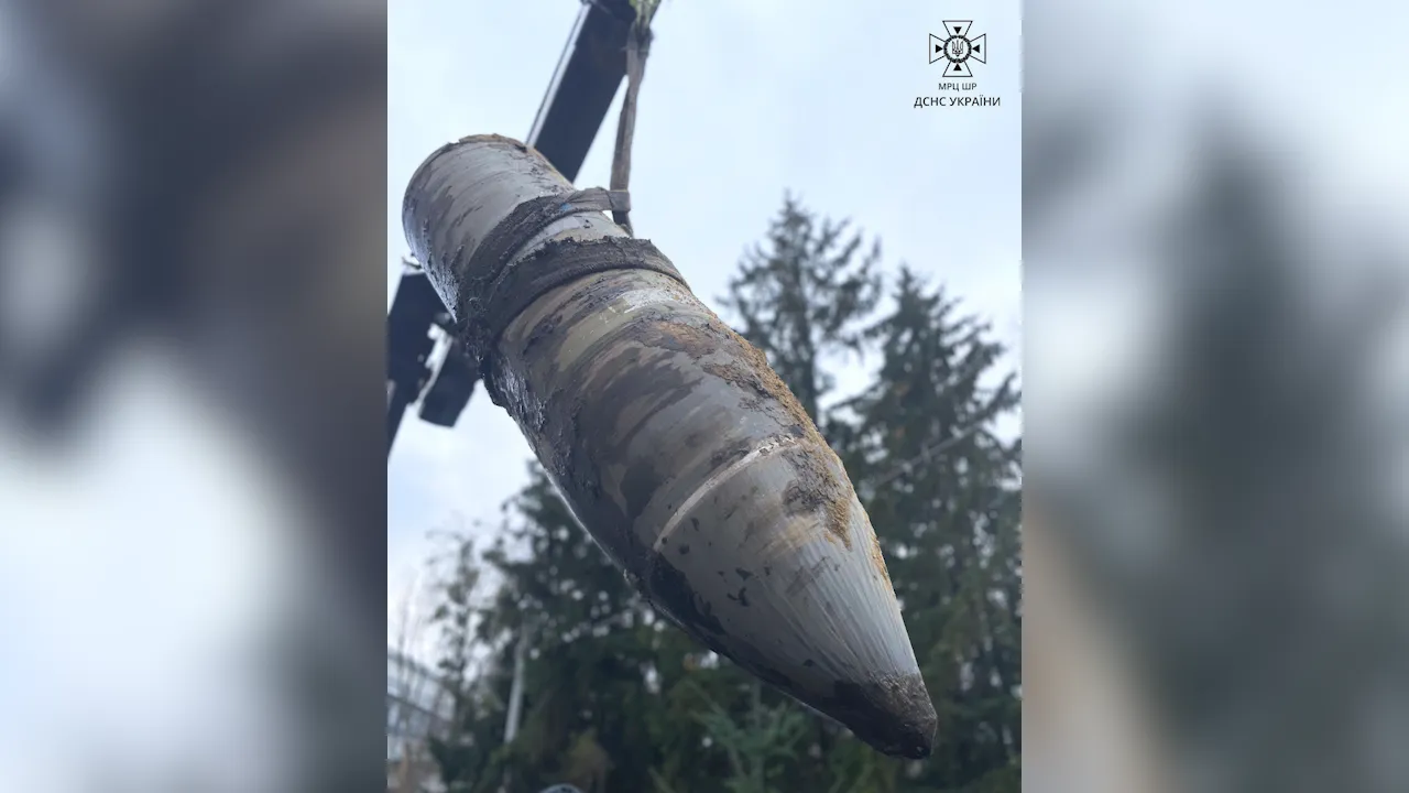 Vật thể được cho là đầu đạn xuyên phá của Kinzhal trong ảnh Ukraine công bố hồi tháng 1/2024.