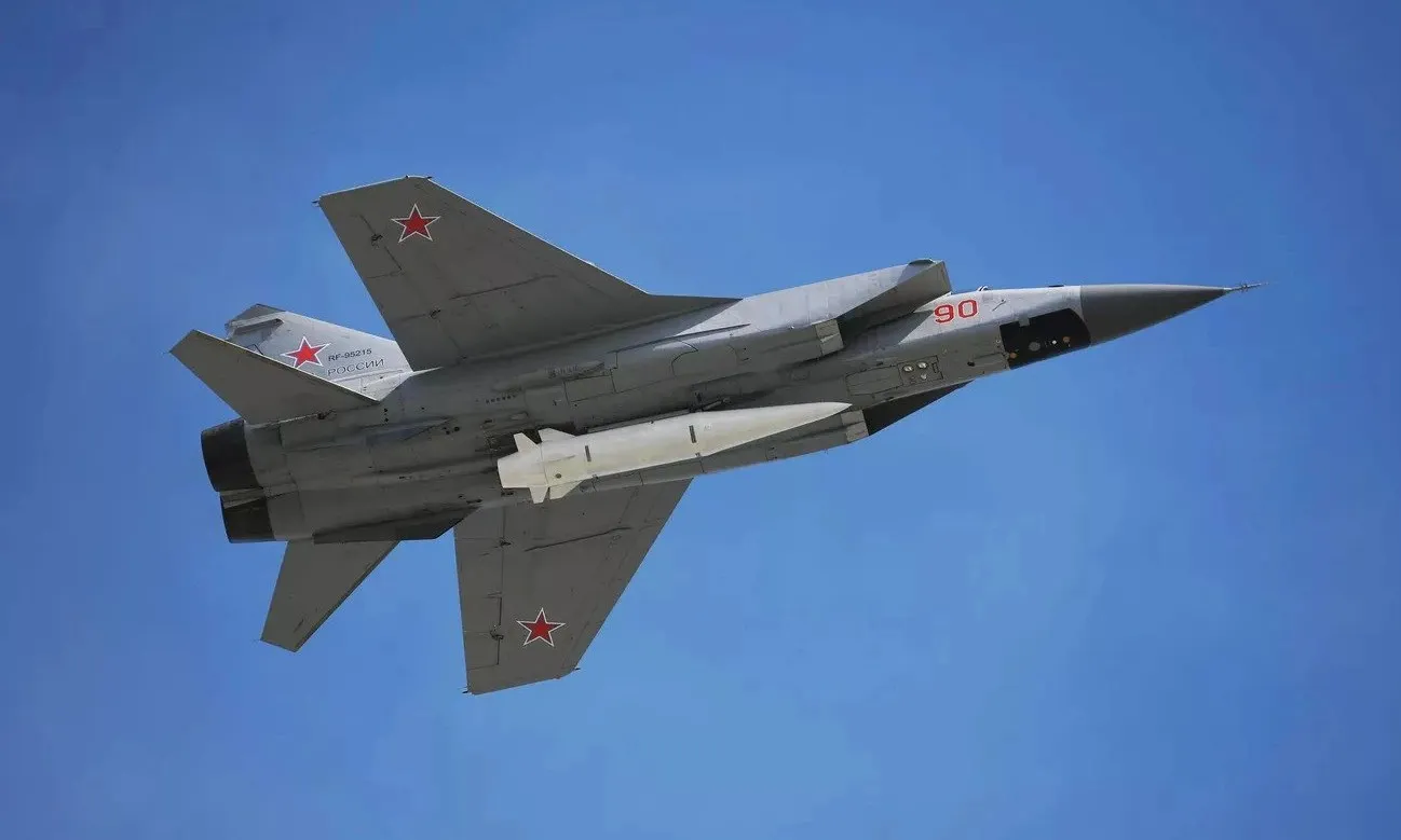 Tiêm kích MiG-31K Nga mang tên lửa siêu vượt âm Kinzhal dưới bụng hồi năm 2018.