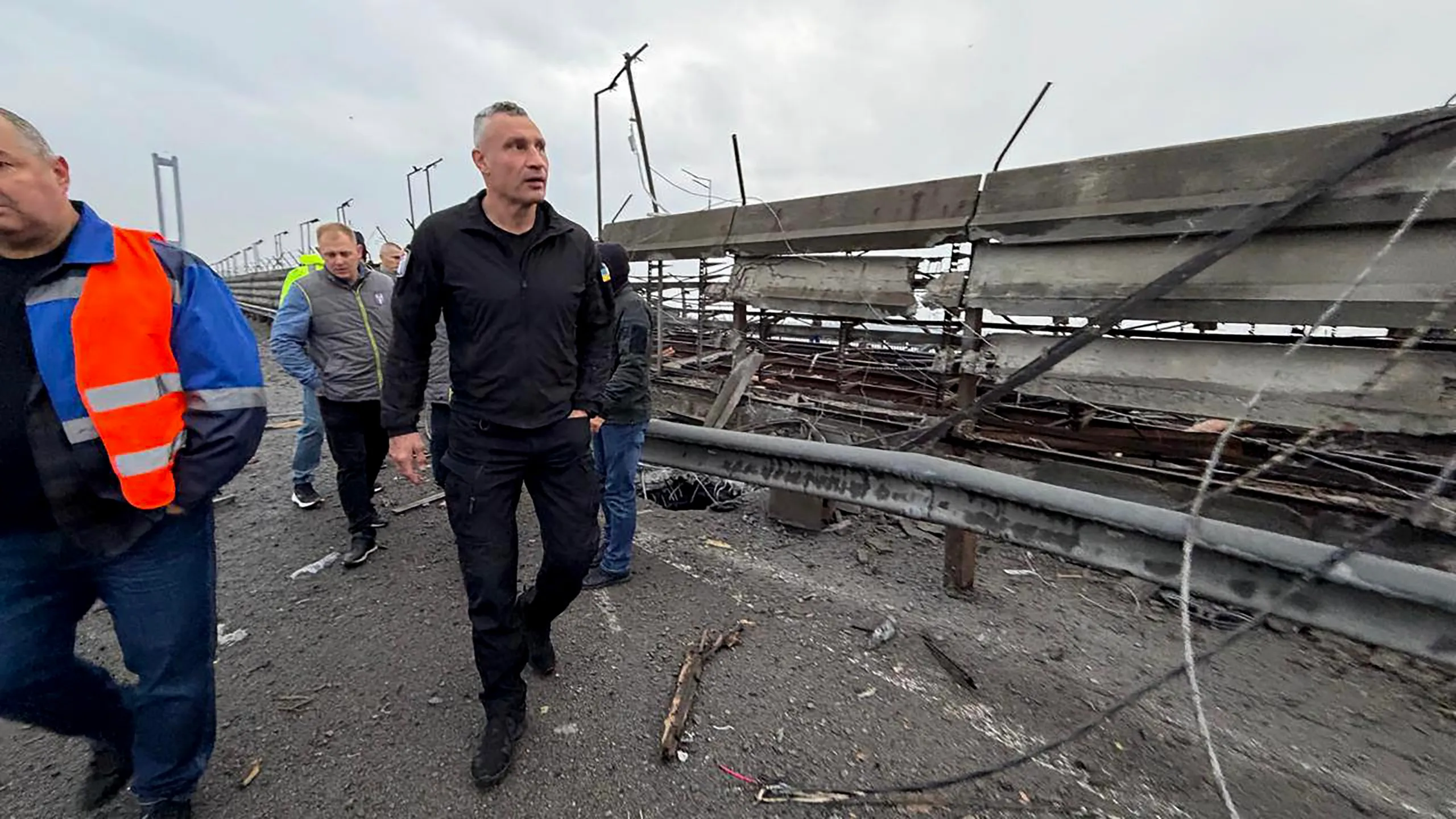 Thị trưởng Kiev Vitali Klitschko kiểm tra cầu Pivdennyi bắc qua sông Dnipro bị hư hại sau cuộc tấn công của Nga ngày 27-10 - Ảnh: AFP