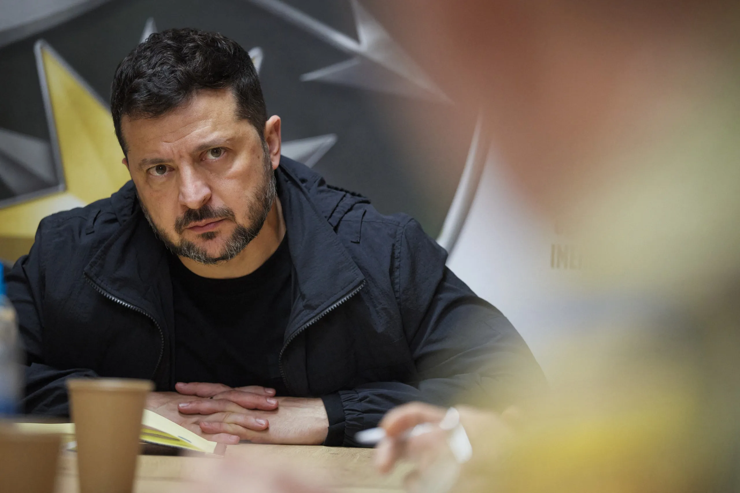 Tổng thống Ukraine Volodymyr Zelensky thị sát tình hình chiến trường Lyman ngày 30-9 - Ảnh: AFP