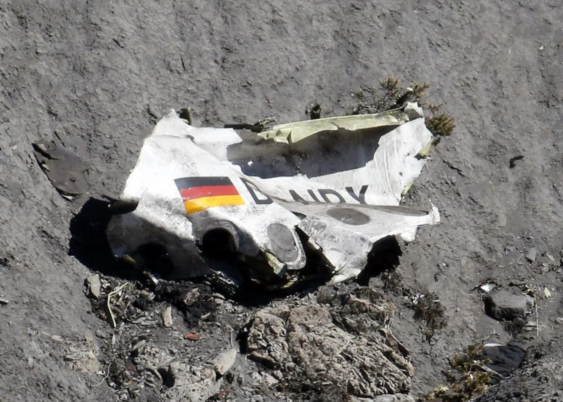 Xác máy bay Germanwings tại hiện trường vụ tai nạn gần Seyne-les-Alpes, dãy Alps của Pháp, ngày 26/3/2015.