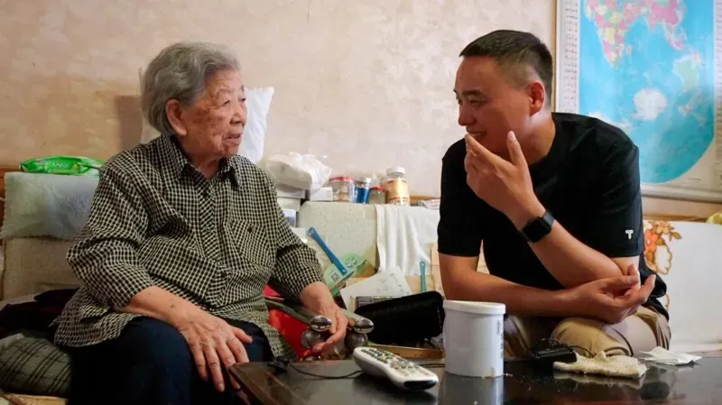 Wang Yingwei (phải) cùng một khách hàng cao tuổi.