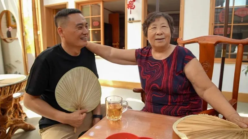 Zheng Ruizhi (phải) xem Wang Yingwei như con trai.