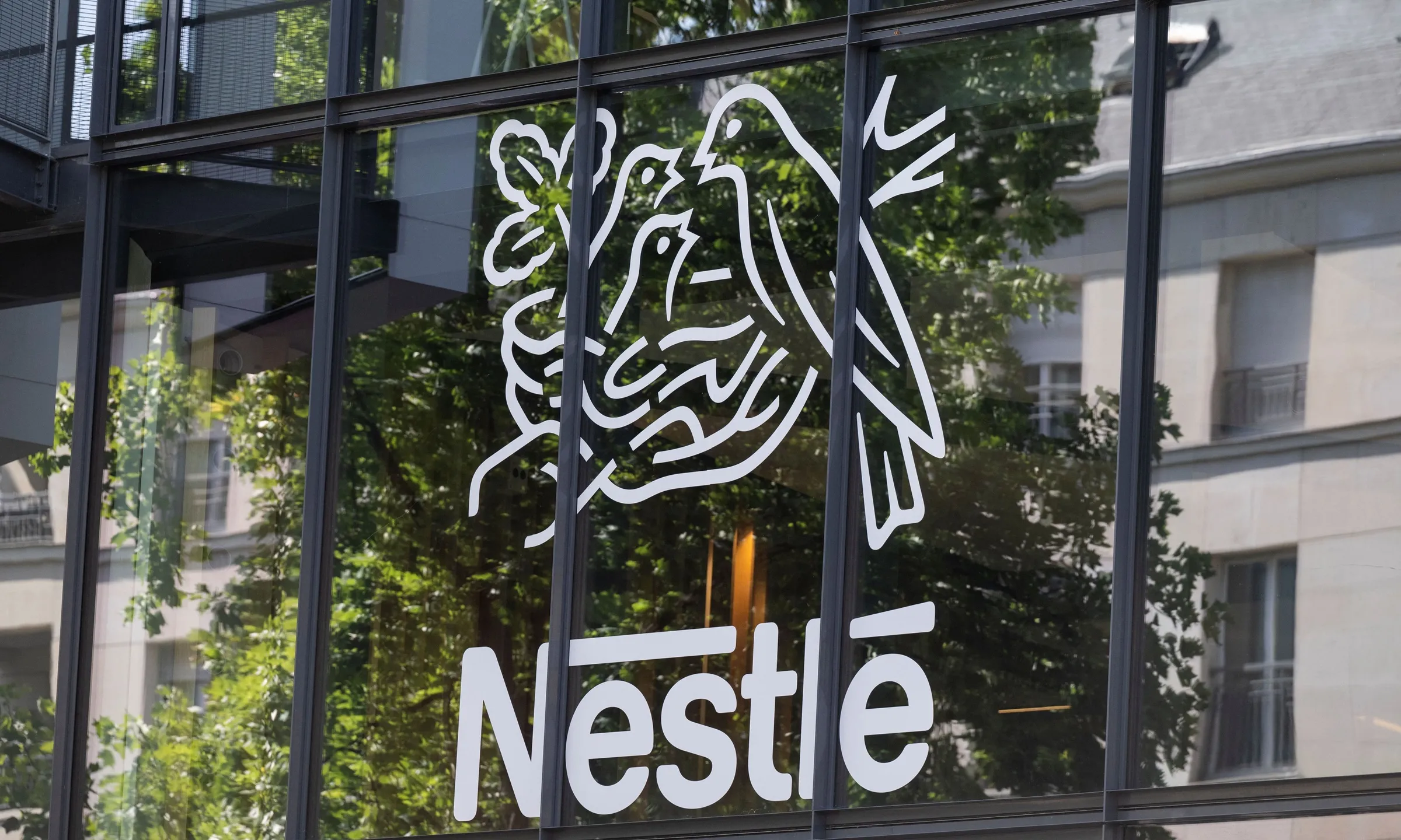 Logo tập đoàn Nestle trên mặt tiền tòa nhà ở Issy-les-Moulineaux, Paris, Pháp, hồi tháng 8/2025.
